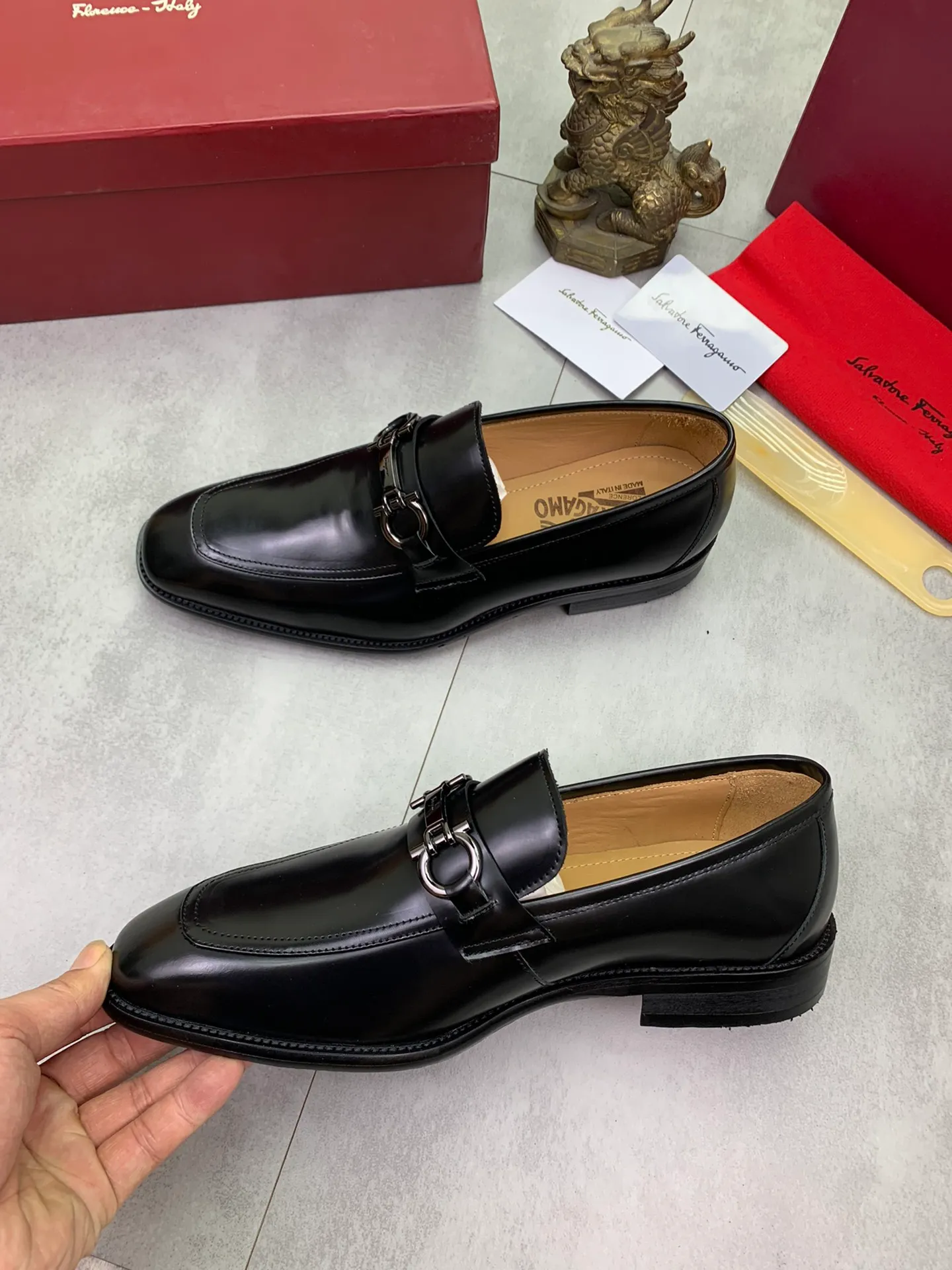Men's men's shoes💰P460💰[New model]🆘 Water-dyed cow lining [Ferragamo] Ferragamo's latest men's over-the-foot business leather shoes🇨🇳Official website original 1:1 molding💯The first layer is made of Italian imported calfskin➕Luxurious genuine cowhide lining, soft and comfortable🌴High-end atmosphere, the first choice for high-grade men🍍38-45 Black Brown🉑️Select
